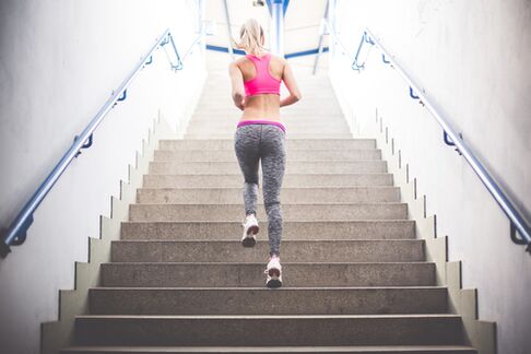 يعد صعود الدرج طريقة رائعة للتخلص من الوزن الزائد. 