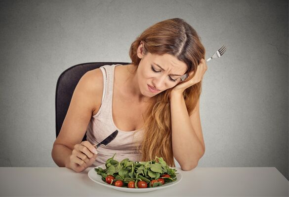 فتاة تأكل الخضر على نظام غذائي متوسطي